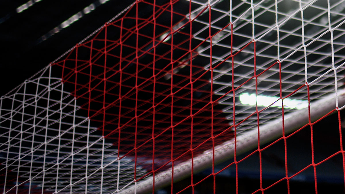 Tornetz im Stadion, es ist dunkel