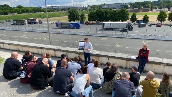 Leonard Stöcklein vom Lehrstuhl für Geschichte an der Friedrich-Alexander-Universität in Nürnberg, informierten die Gruppe unter anderem über die Geschichte des Reichparteitagsgeländes, welches sich in direkter Nachbarschaft des Max-Morlock-Stadion befindet.