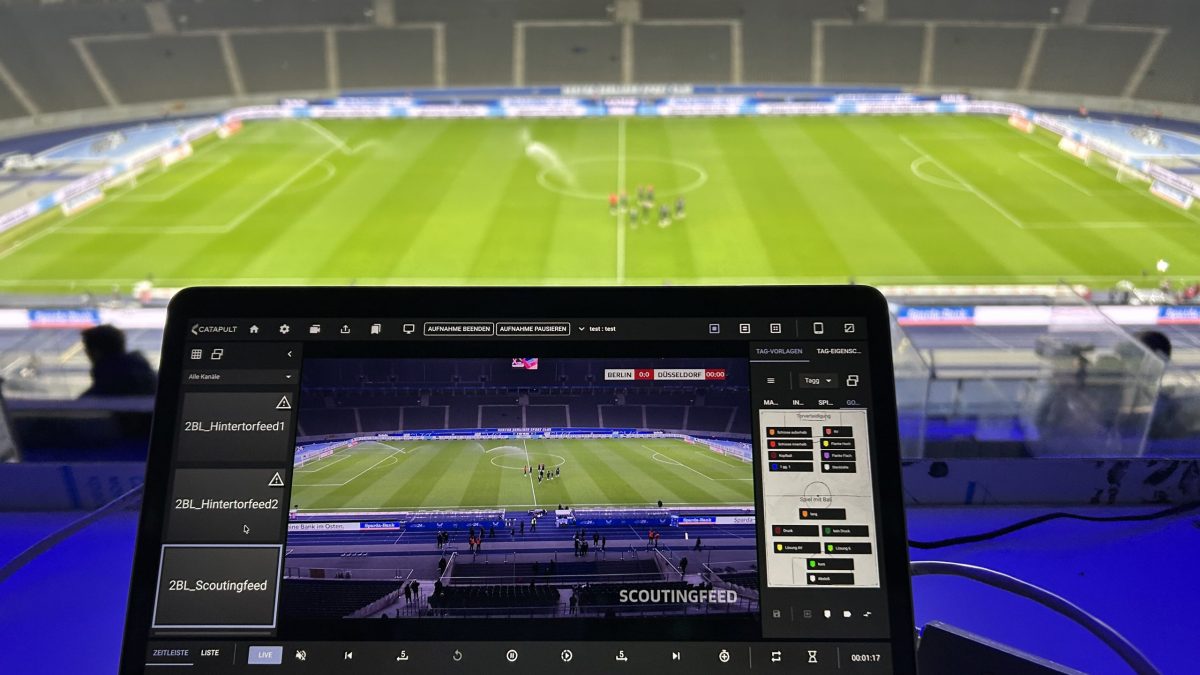 Bildschirm auf Stadion-Tribüne