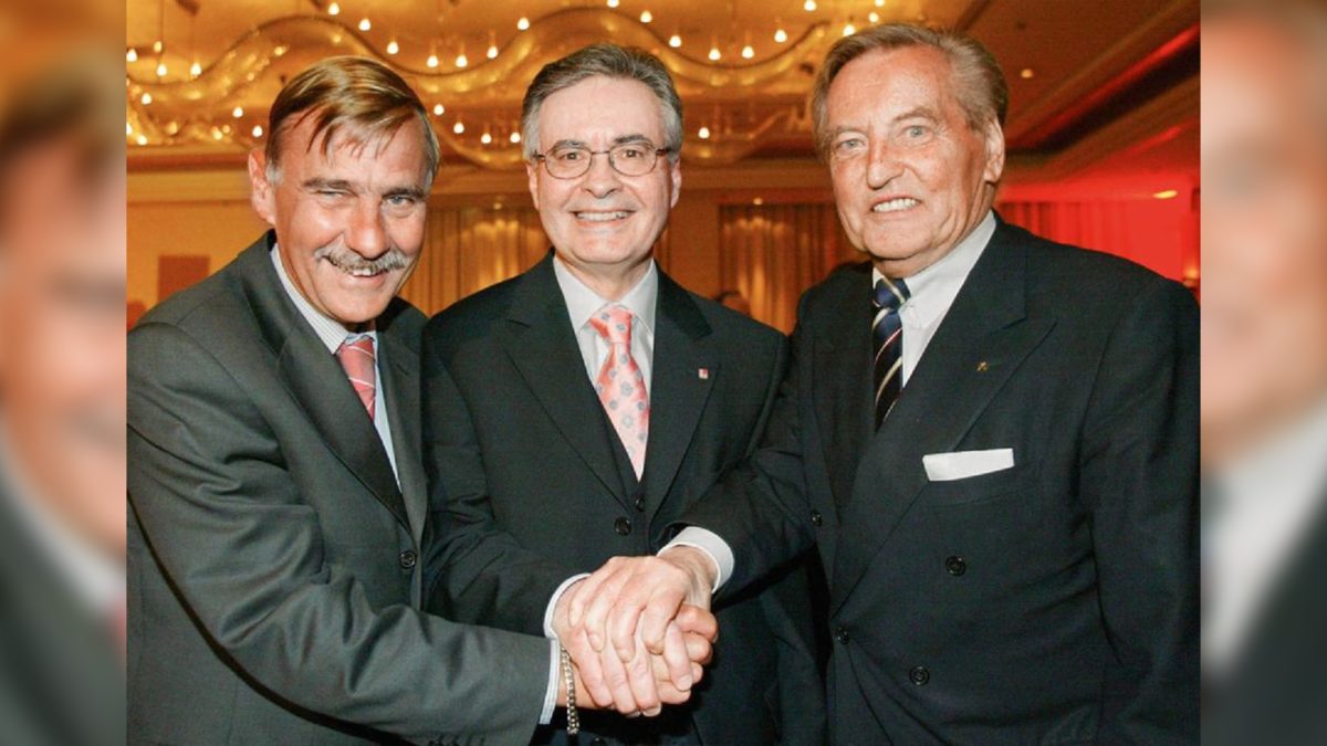Werner Hackmann, Wilfried Straub und Gerhard Mayer-Vorfelder posieren für ein Porträt und reichen sich in der Bildmitte die Hände.