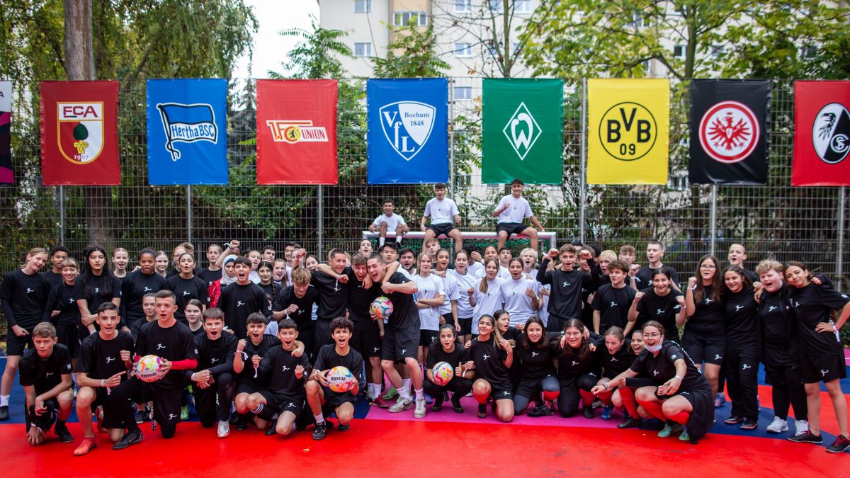 Together with children and young people from the neighbourhood, the DFL has opened a renovated public football pitch in the Moabit neighbourhood of Berlin.